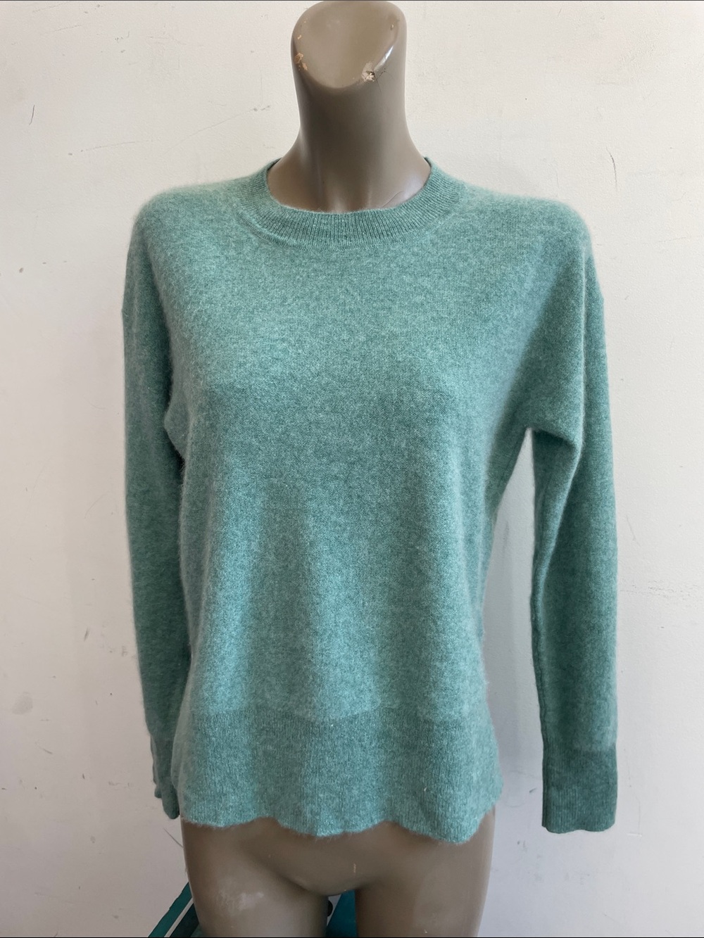 TAHARI 2ply cashmere sweater
